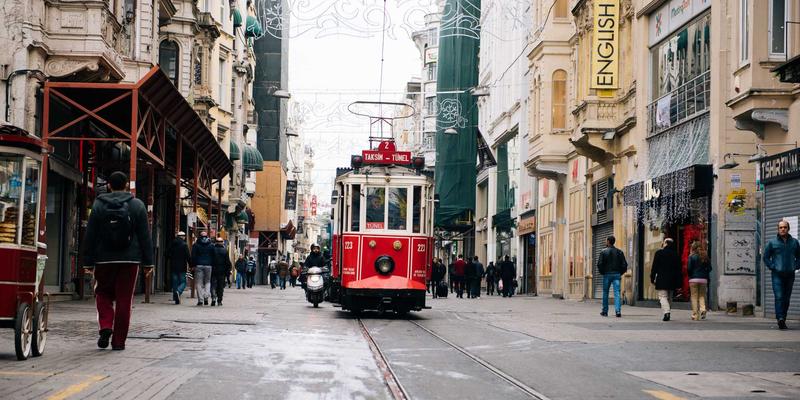 预算有限也能专业出图：中小企业必备的视觉设计与创意工具指南